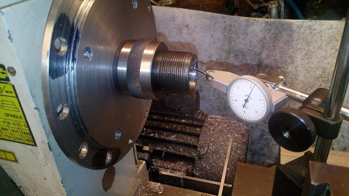 Messuhr prüft den Rundlauf eines Werkstücks in der Drehmaschine